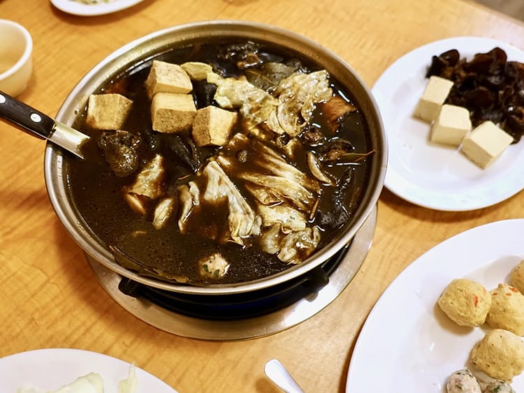 [新竹火鍋] 戴李記藥膳烏骨雞（原 皇品食府藥膳烏骨雞），飄