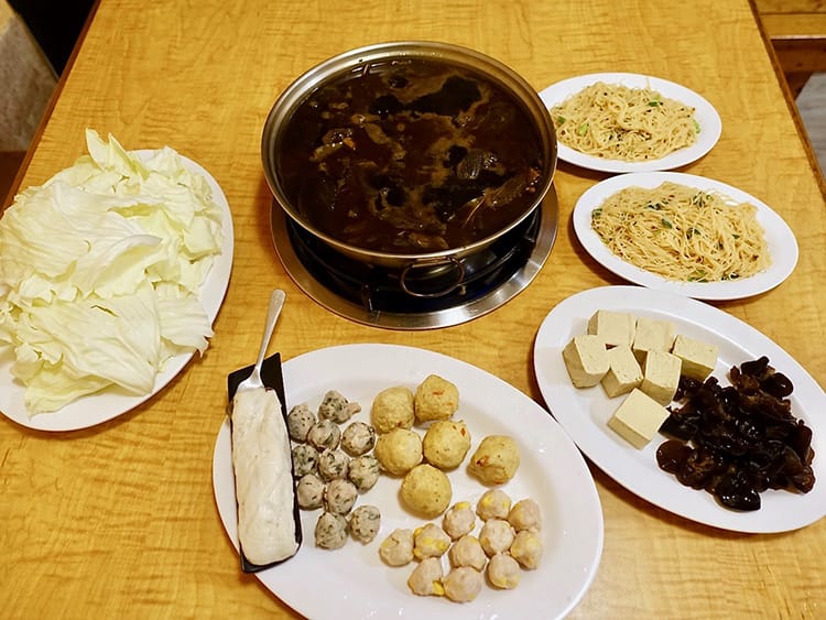 [新竹火鍋] 戴李記藥膳烏骨雞（原 皇品食府藥膳烏骨雞），飄