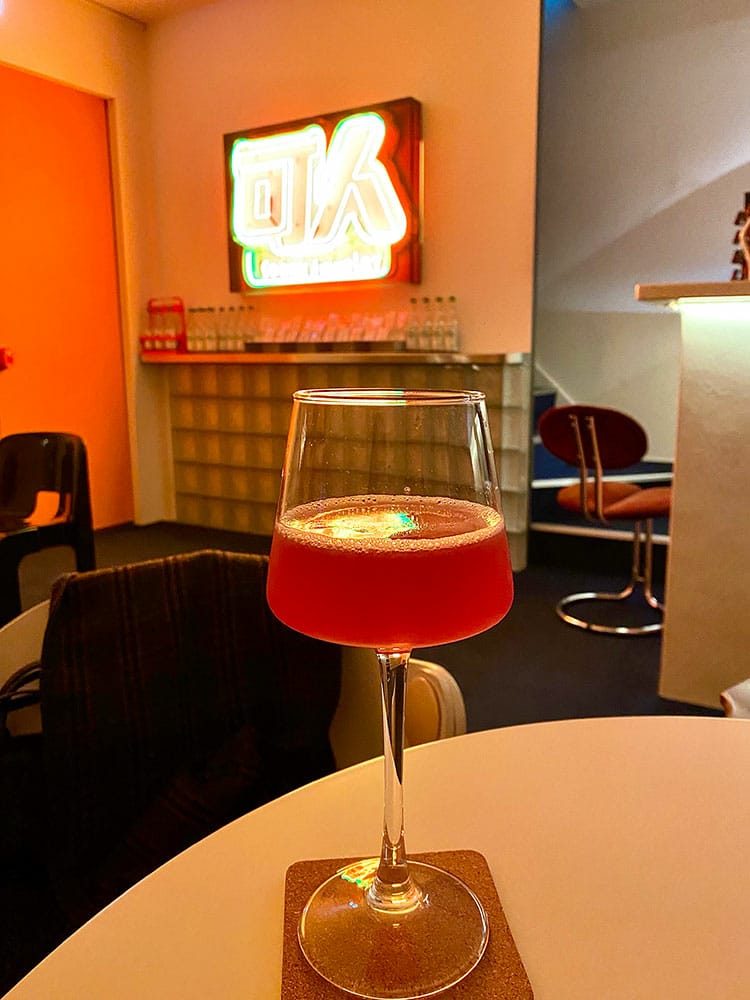 [新竹] 可人珠寶行，推開飾品牆 穿越到70年代復古可愛酒吧