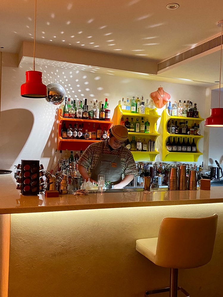 [新竹] 可人珠寶行，推開飾品牆 穿越到70年代復古可愛酒吧