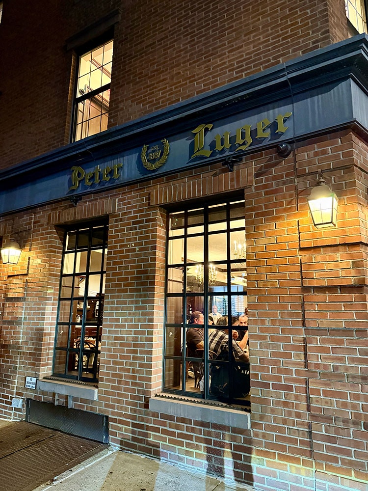[紐約] Peter Luger Steak House Brooklyn，超過百年經典牛排館，乾式熟成太太太好吃啦！ 菜單 價位 怎麼去
