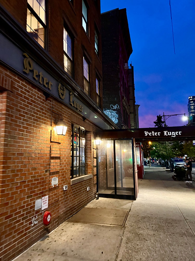 [紐約] Peter Luger Steak House Brooklyn，超過百年經典牛排館，乾式熟成太太太好吃啦！ 菜單 價位 怎麼去